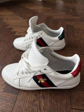 Gucci-Women's White Low-Top Sneakers with Green & Red Stripe